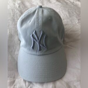 Light gray women’s yankee cap